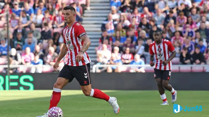 augsburg vs sunderland phong do gan day